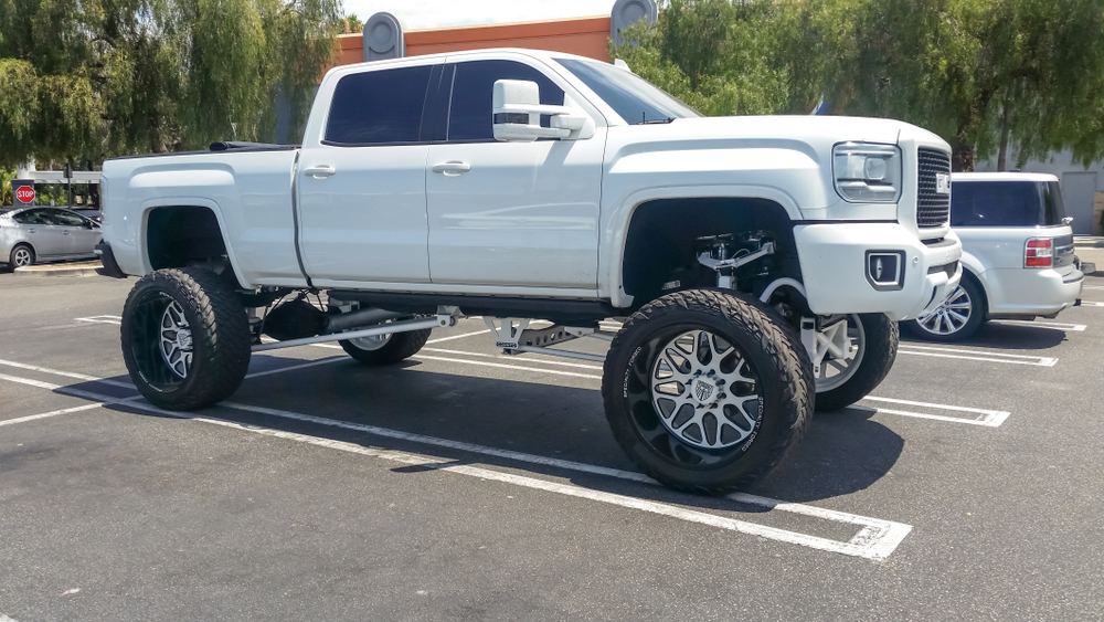 Pros and Cons of Installing a Lift Kit on Your Truck or SUV